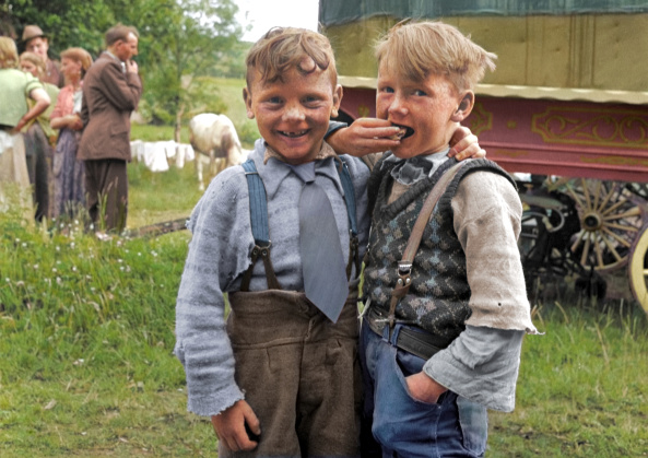 Old Ireland in Colour 1954 deux garçons du voyage comté de Galway